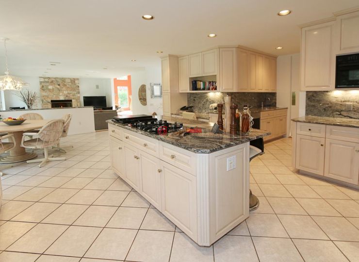 美国纽约州罗斯林高地5卧4卫的房产USD 1,79